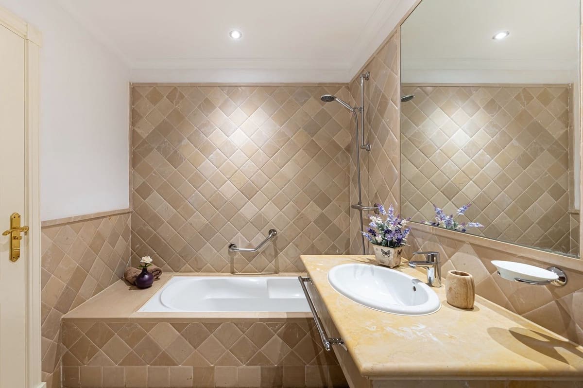 2 bedroom Apartment for sale in El Paraiso with pool garage - € 549,000 (Ref: 9752562)