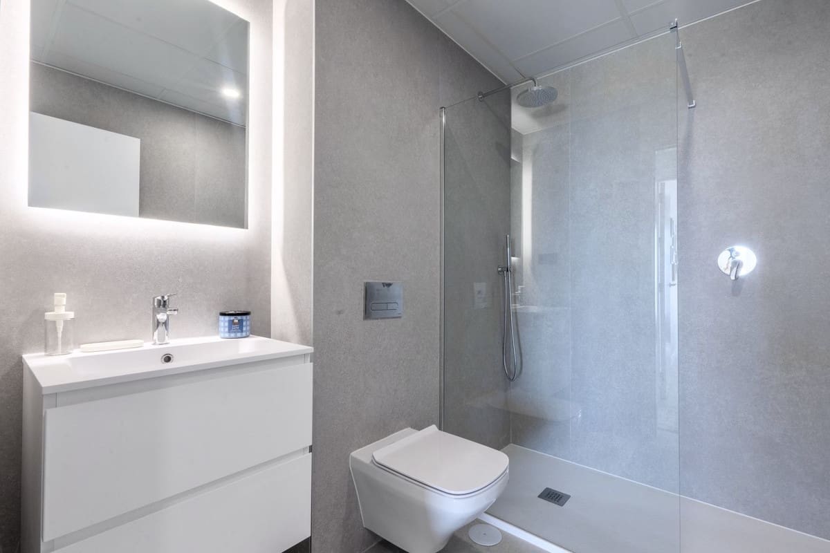 2 soverom Leilighet til salgs i Los Monteros med svømmebasseng garasje - € 600 000 (Ref: 9753644)