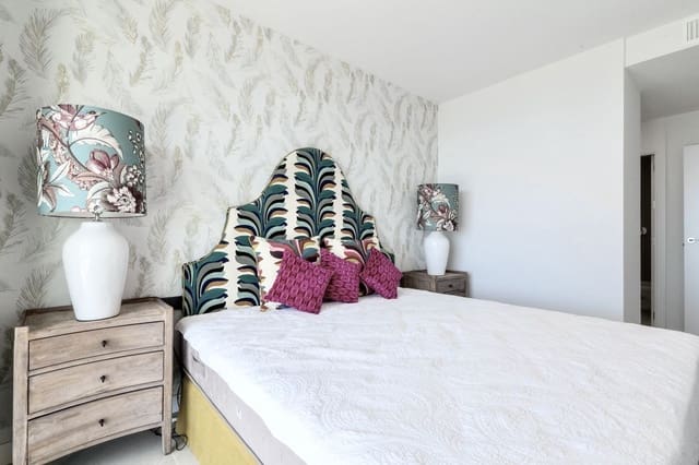 2 soverom Leilighet til salgs i Los Monteros, Marbella med svømmebasseng garasje - € 600 000 (Ref: 9753644)