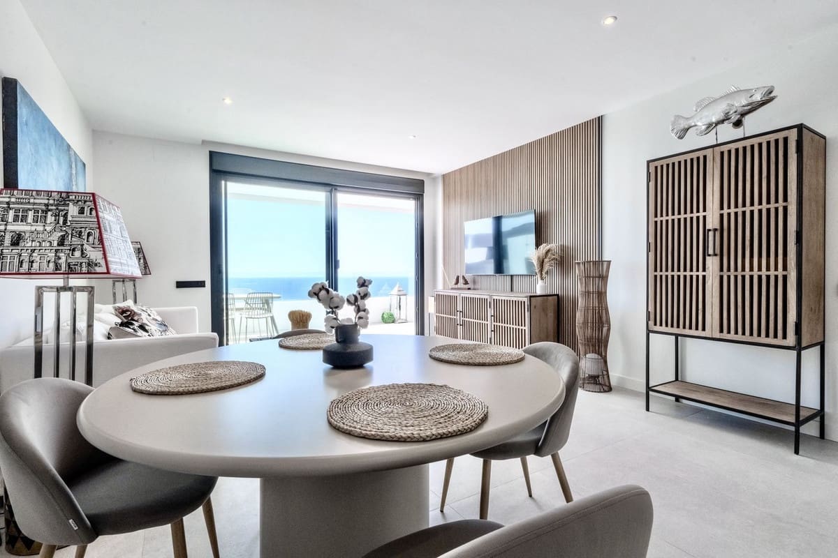 2 soverom Leilighet til salgs i Los Monteros med svømmebasseng garasje - € 600 000 (Ref: 9753644)