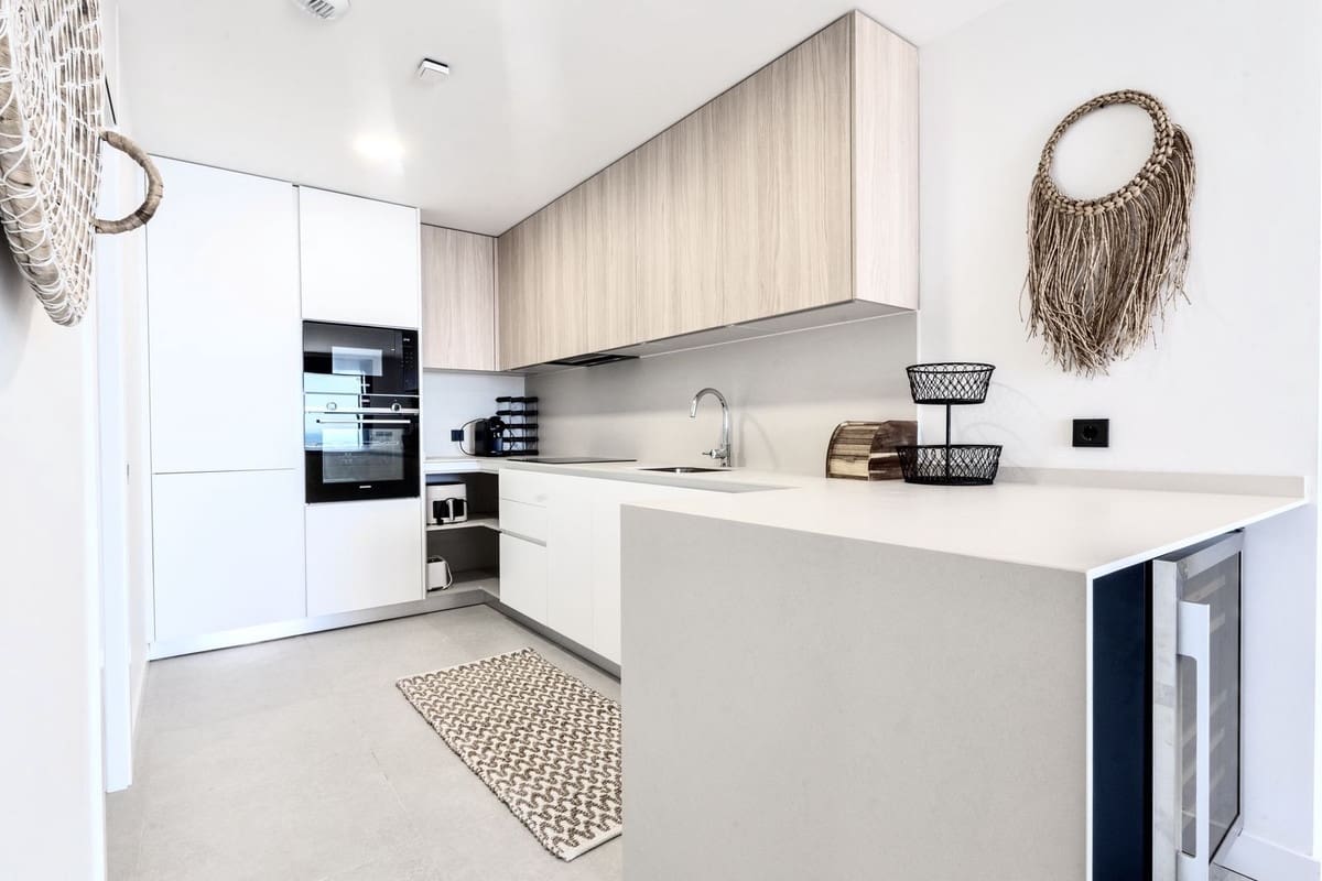 2 soverom Leilighet til salgs i Los Monteros med svømmebasseng garasje - € 600 000 (Ref: 9753644)