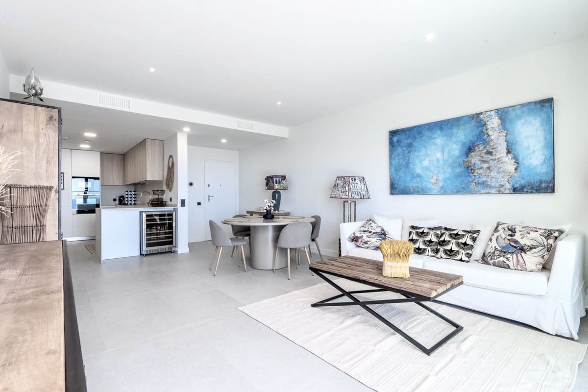 2 soverom Leilighet til salgs i Los Monteros med svømmebasseng garasje - € 600 000 (Ref: 9753644)