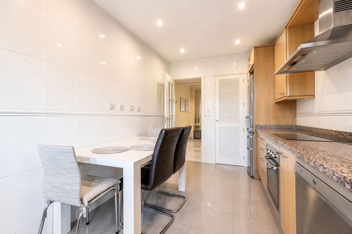 2 makuuhuone Huoneisto myytävänä paikassa Estepona mukana uima-altaan 
autotalli - 450 000 € (Ref: 9789661)