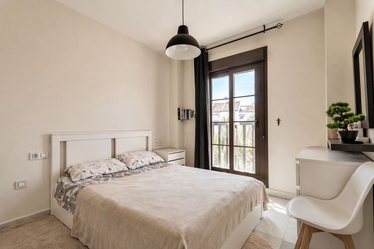 2 makuuhuone Huoneisto myytävänä paikassa Estepona mukana uima-altaan 
autotalli - 450 000 € (Ref: 9789661)