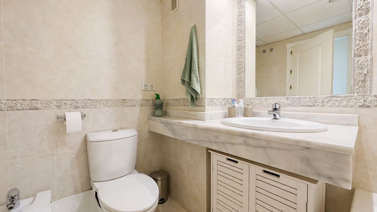 2 makuuhuone Huoneisto myytävänä paikassa Estepona mukana uima-altaan 
autotalli - 450 000 € (Ref: 9789661)