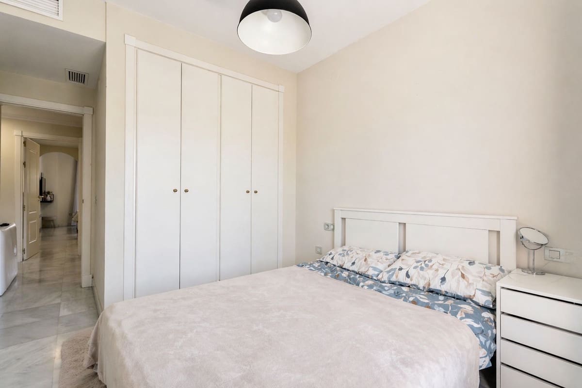 2 makuuhuone Huoneisto myytävänä paikassa Estepona mukana uima-altaan 
autotalli - 450 000 € (Ref: 9789661)