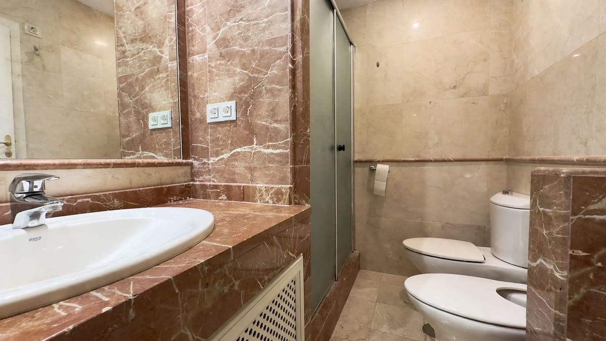 2 makuuhuone Huoneisto myytävänä paikassa Estepona mukana uima-altaan 
autotalli - 450 000 € (Ref: 9789661)