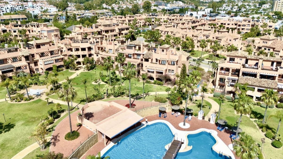 2 makuuhuone Huoneisto myytävänä paikassa Estepona mukana uima-altaan 
autotalli - 450 000 € (Ref: 9789661)