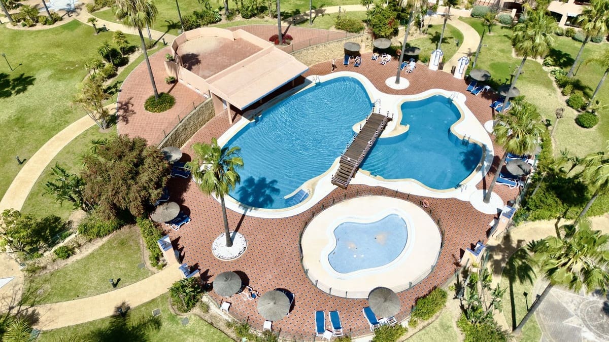 2 makuuhuone Huoneisto myytävänä paikassa Estepona mukana uima-altaan 
autotalli - 450 000 € (Ref: 9789661)