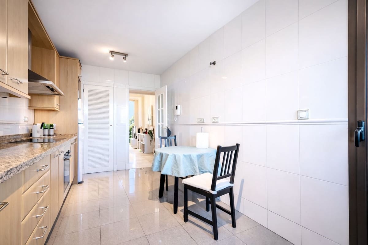 2 soveværelse Lejlighed til salg i Estepona med swimmingpool garage - € 450.000 (Ref: 9805783)