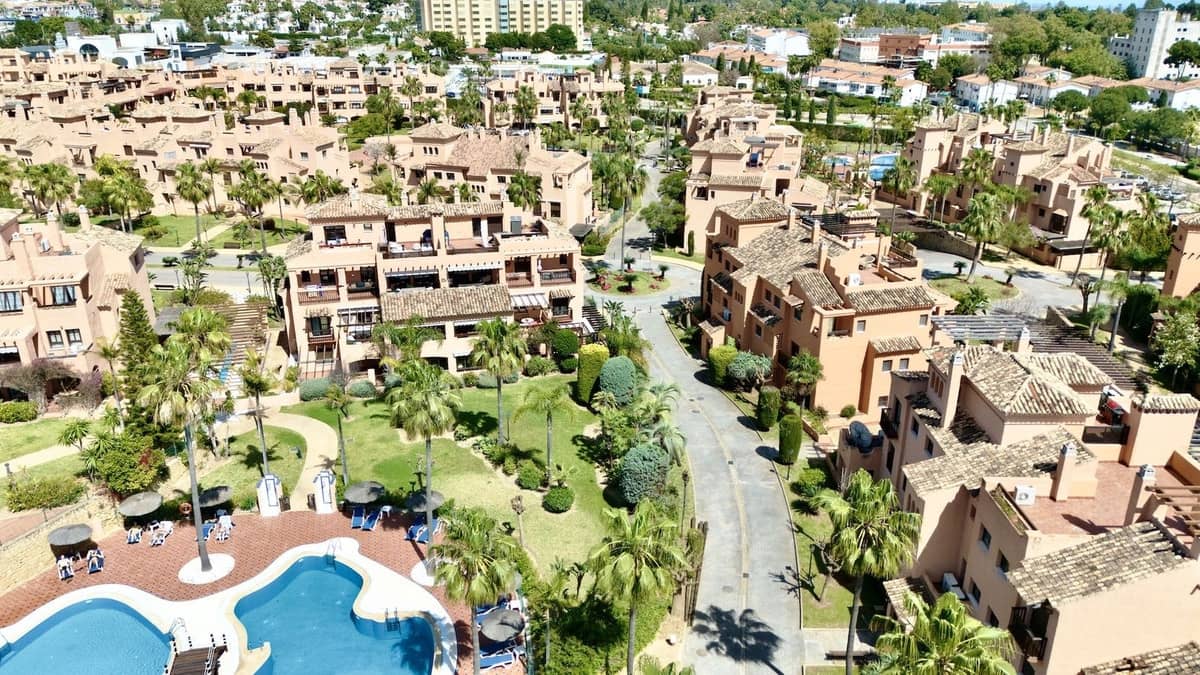 2 soveværelse Lejlighed til salg i Estepona med swimmingpool garage - € 450.000 (Ref: 9805783)