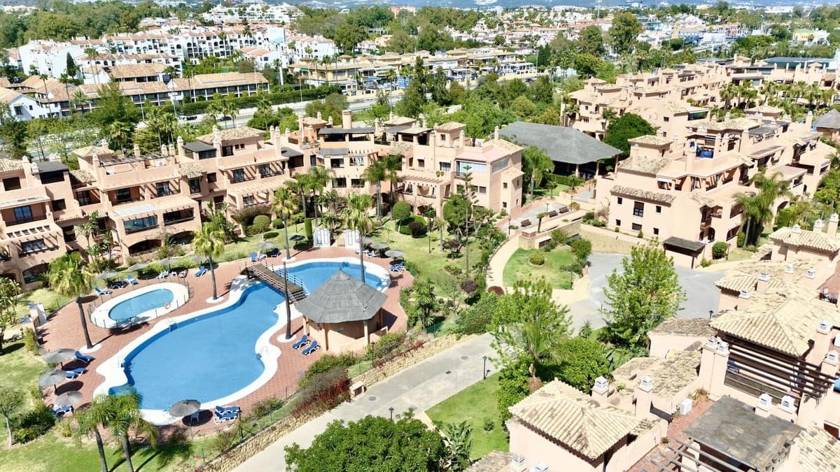 2 soveværelse Lejlighed til salg i Estepona med swimmingpool garage - € 450.000 (Ref: 9805783)