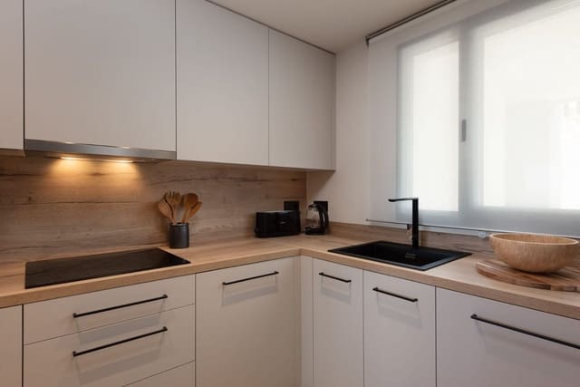 2 soveværelse Lejlighed til leje i Nueva Andalucia, Marbella med swimmingpool garage - € 4.000 (Ref: 9807534)