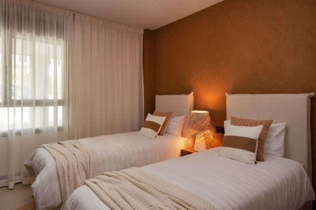 2 soveværelse Lejlighed til leje i Nueva Andalucia, Marbella med swimmingpool garage - € 4.000 (Ref: 9807534)