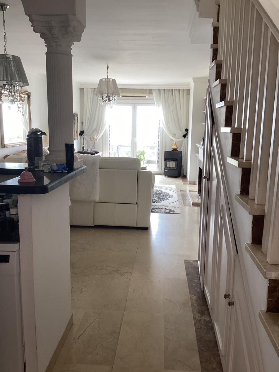 3 Zimmer Apartment zu vermieten in Estepona mit Pool Garage - 2.800 € (Ref: 9810850)