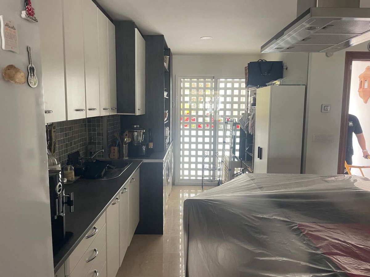 3 Zimmer Apartment zu vermieten in Estepona mit Pool Garage - 2.800 € (Ref: 9810850)