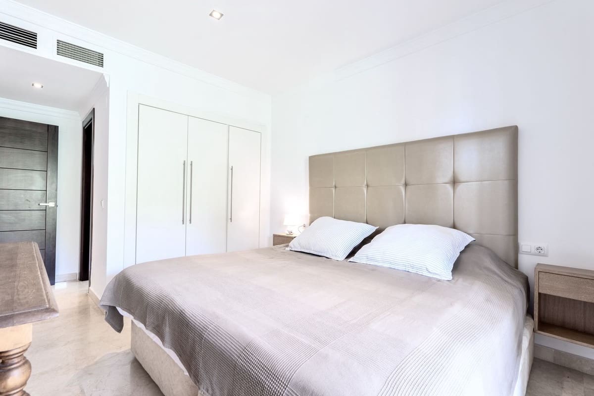 2 soveværelse Lejlighed til leje i La Quinta med swimmingpool garage - € 2.200 (Ref: 9815400)
