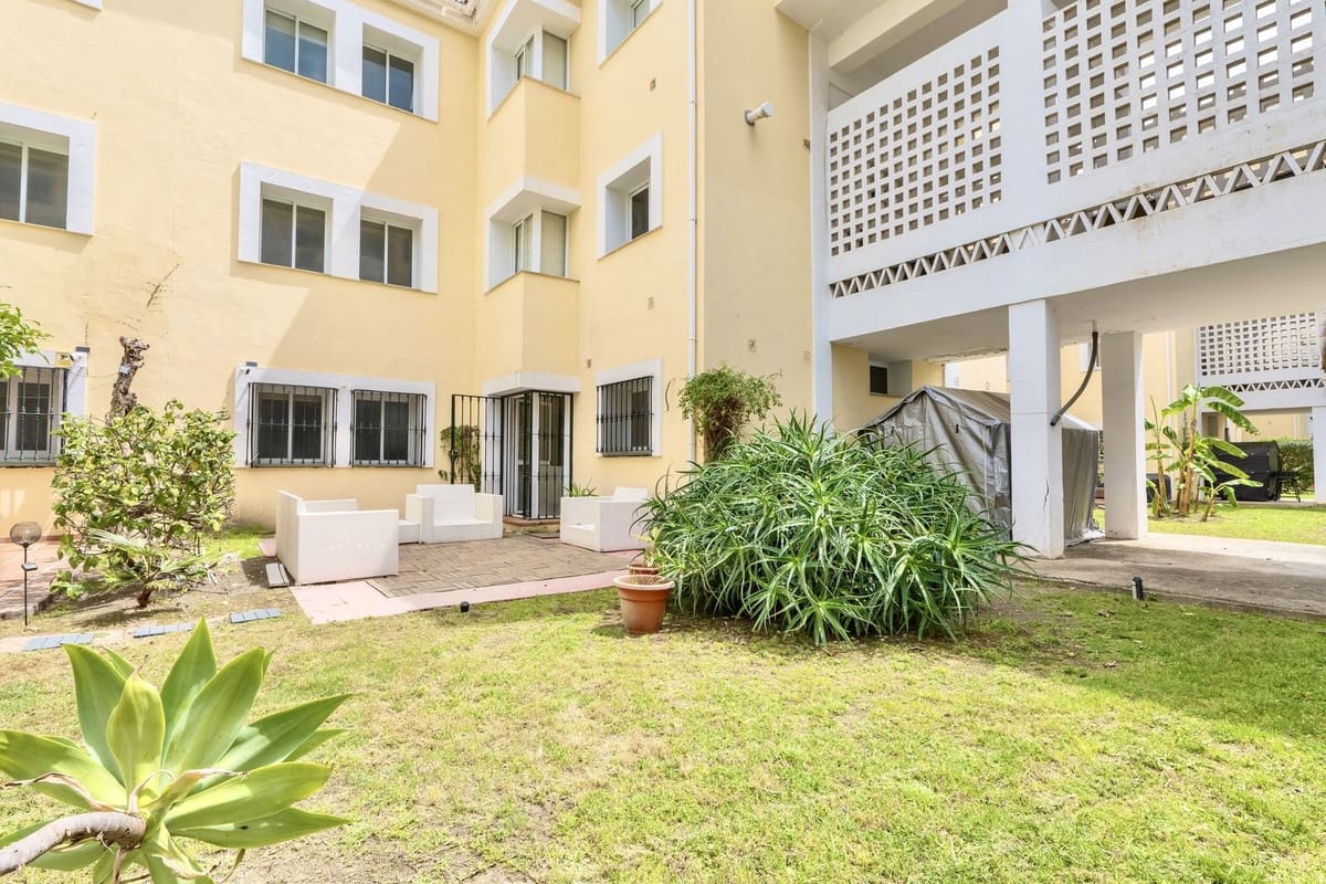2 soveværelse Lejlighed til leje i La Quinta med swimmingpool garage - € 2.200 (Ref: 9815400)