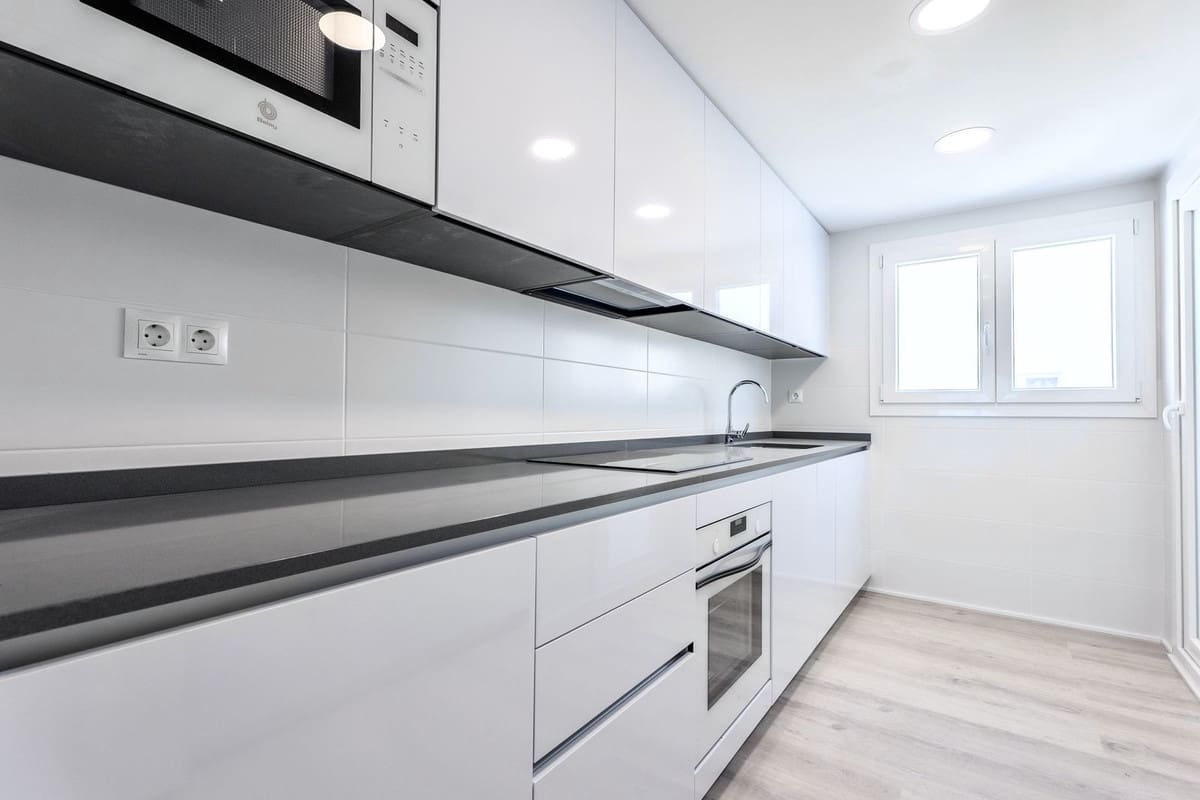 3 Zimmer Apartment zu vermieten in Nueva Andalucia mit Pool Garage - 2.700 € (Ref: 9816772)