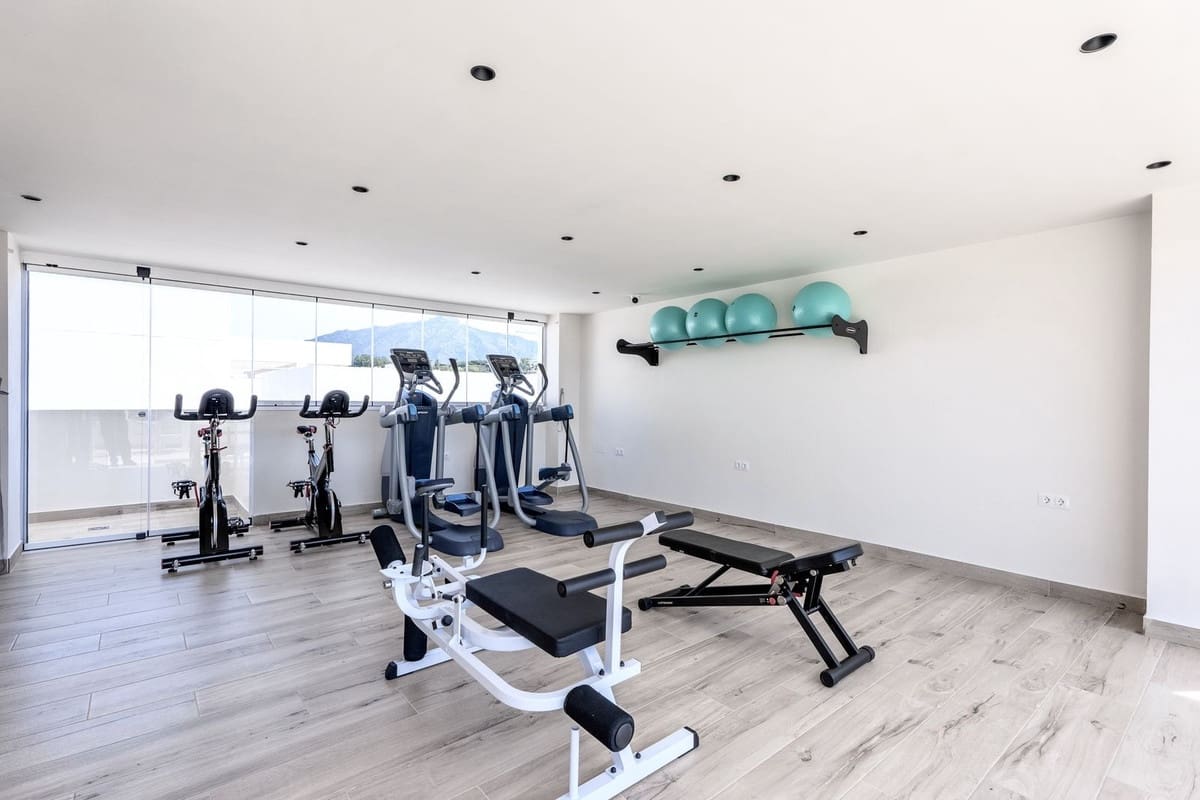 3 Zimmer Apartment zu vermieten in Nueva Andalucia mit Pool Garage - 2.700 € (Ref: 9816772)