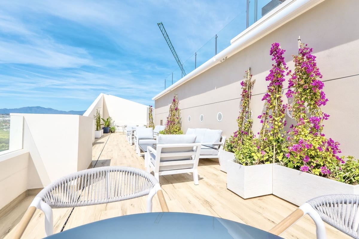 3 Zimmer Apartment zu vermieten in Nueva Andalucia mit Pool Garage - 2.700 € (Ref: 9816772)