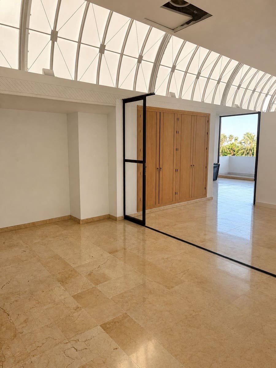 Commercial for rent in Puerto Banus - € 4,500 (Ref: 9827692)