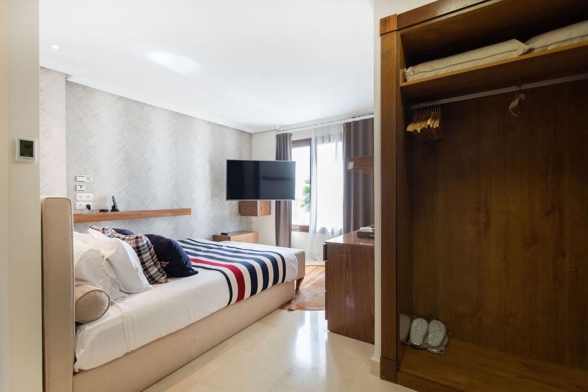 5 bedroom Villa for sale in Benahavis with pool garage - € 2,700,000 (Ref: 9834685)