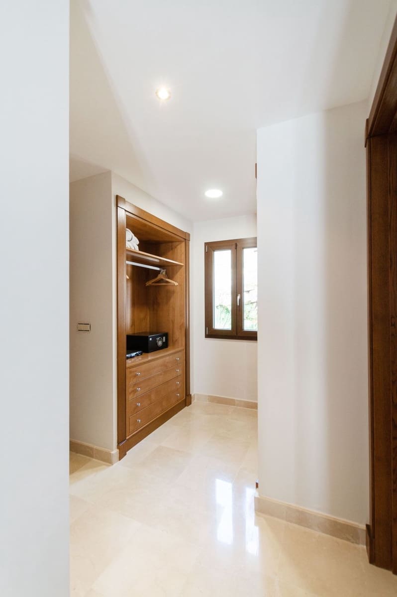 5 bedroom Villa for sale in Benahavis with pool garage - € 2,700,000 (Ref: 9834685)