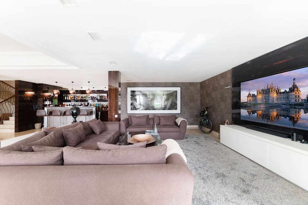 5 bedroom Villa for sale in Benahavis with pool garage - € 2,700,000 (Ref: 9834685)