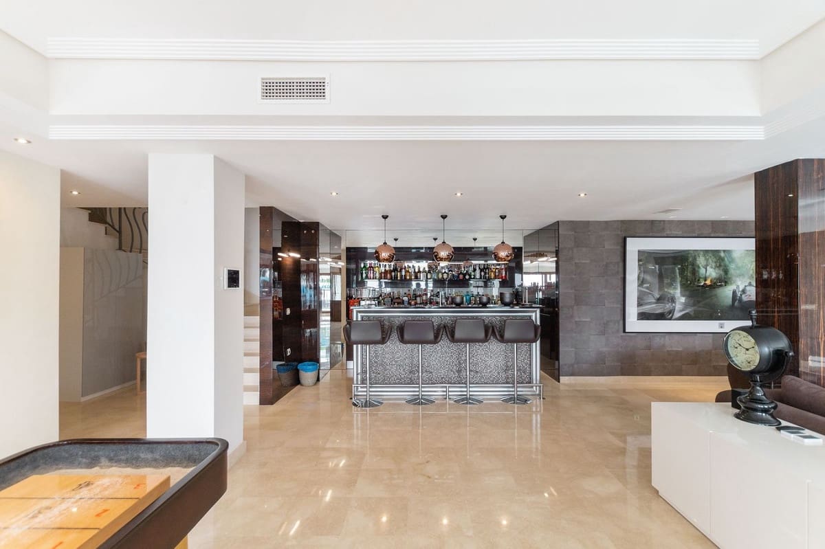 5 bedroom Villa for sale in Benahavis with pool garage - € 2,700,000 (Ref: 9834685)