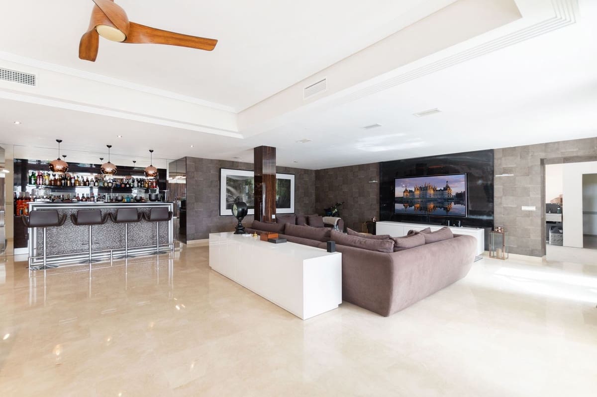 5 bedroom Villa for sale in Benahavis with pool garage - € 2,700,000 (Ref: 9834685)
