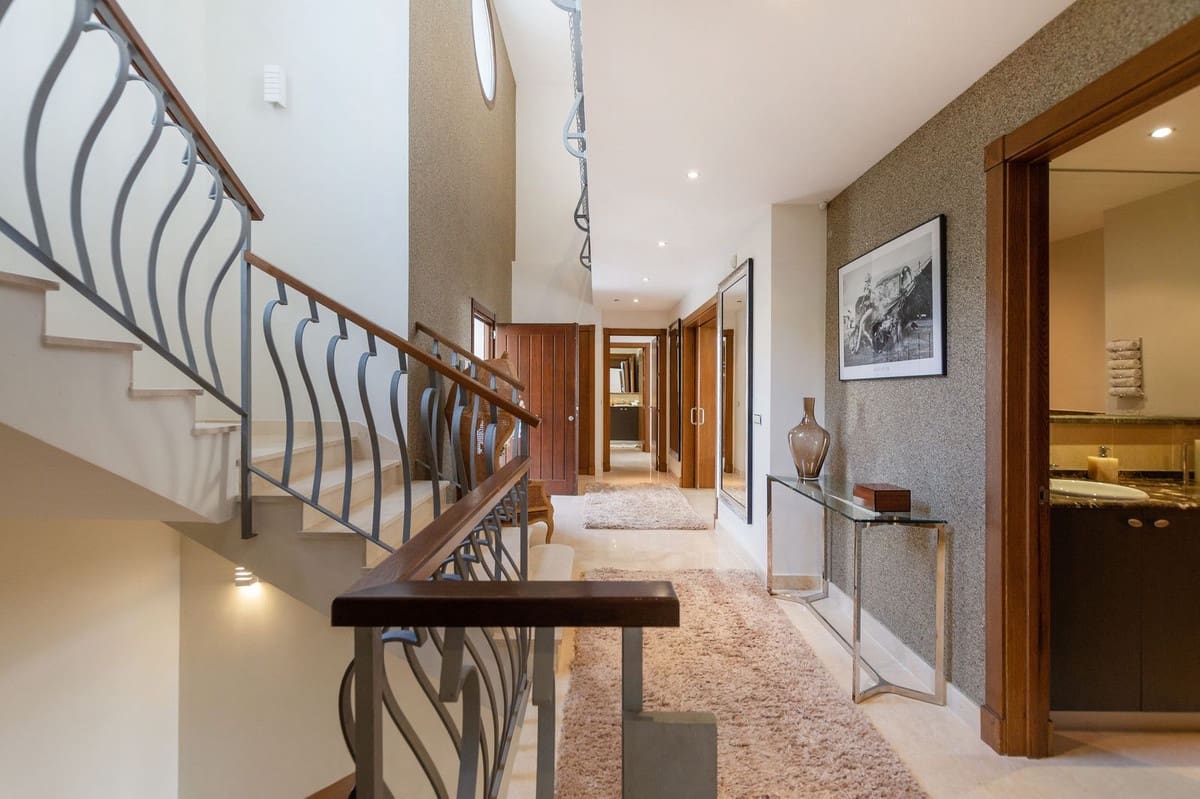 5 bedroom Villa for sale in Benahavis with pool garage - € 2,700,000 (Ref: 9834685)