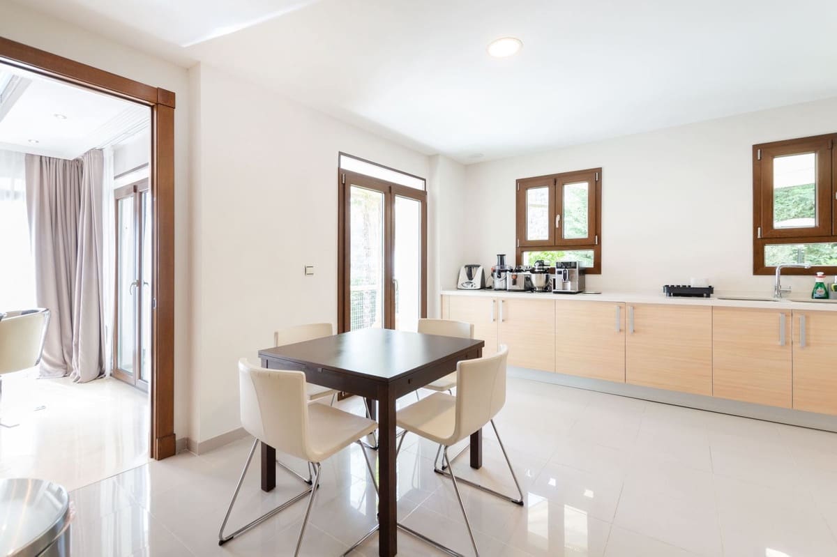 5 bedroom Villa for sale in Benahavis with pool garage - € 2,700,000 (Ref: 9834685)