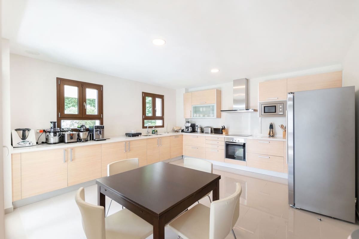 5 bedroom Villa for sale in Benahavis with pool garage - € 2,700,000 (Ref: 9834685)