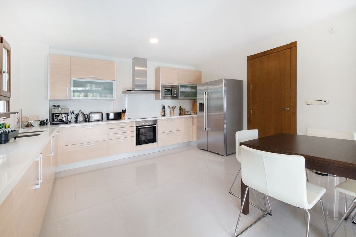 5 bedroom Villa for sale in Benahavis with pool garage - € 2,700,000 (Ref: 9834685)