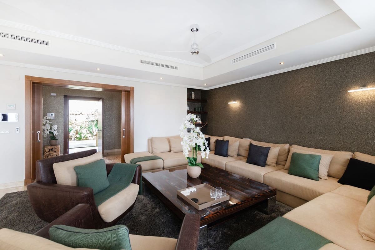 5 bedroom Villa for sale in Benahavis with pool garage - € 2,700,000 (Ref: 9834685)