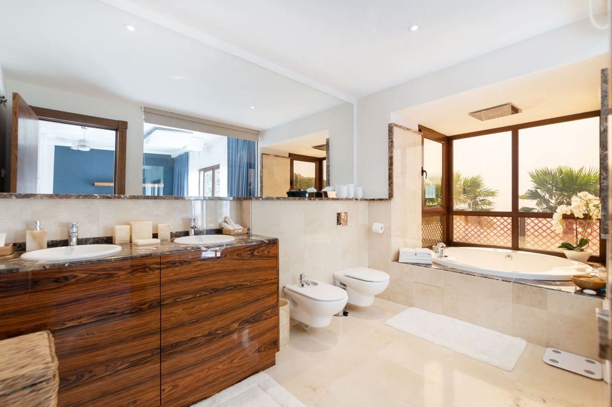5 bedroom Villa for sale in Benahavis with pool garage - € 2,700,000 (Ref: 9834685)
