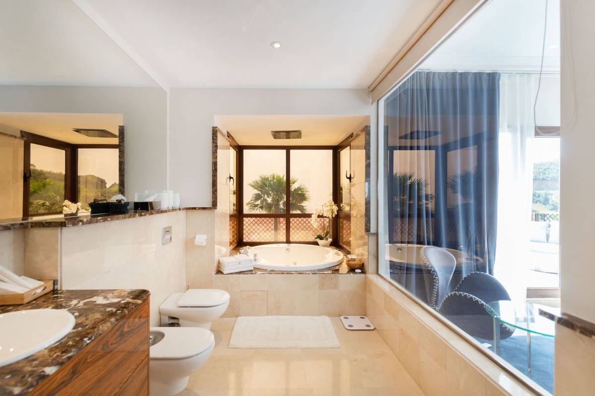 5 bedroom Villa for sale in Benahavis with pool garage - € 2,700,000 (Ref: 9834685)