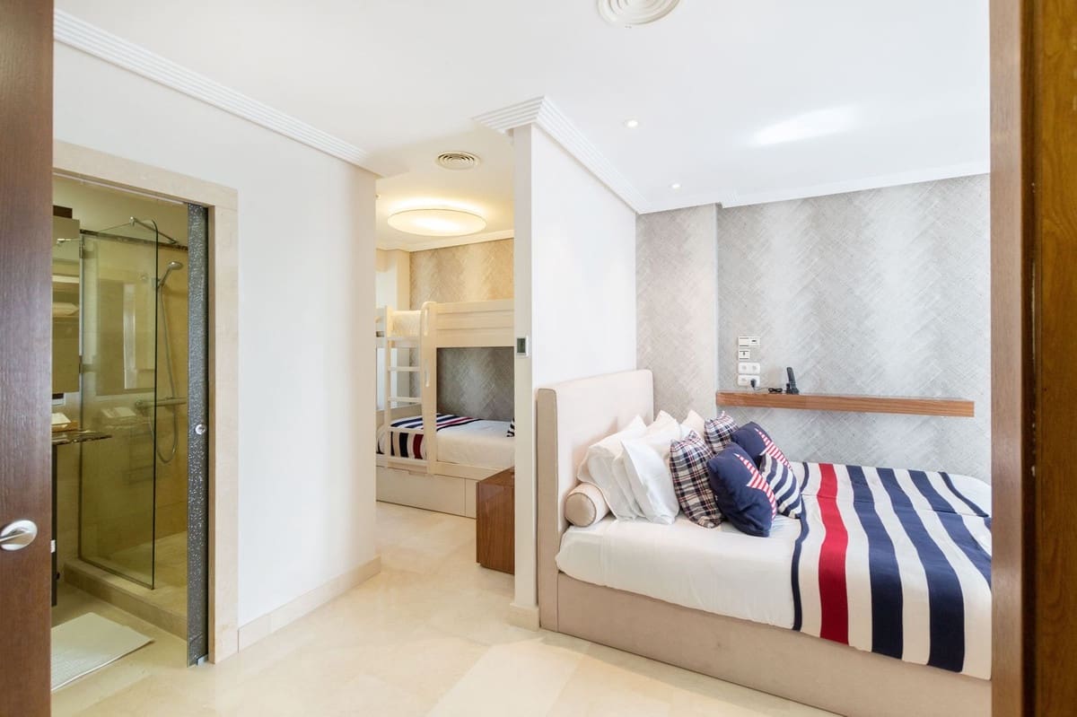 5 bedroom Villa for sale in Benahavis with pool garage - € 2,700,000 (Ref: 9834685)