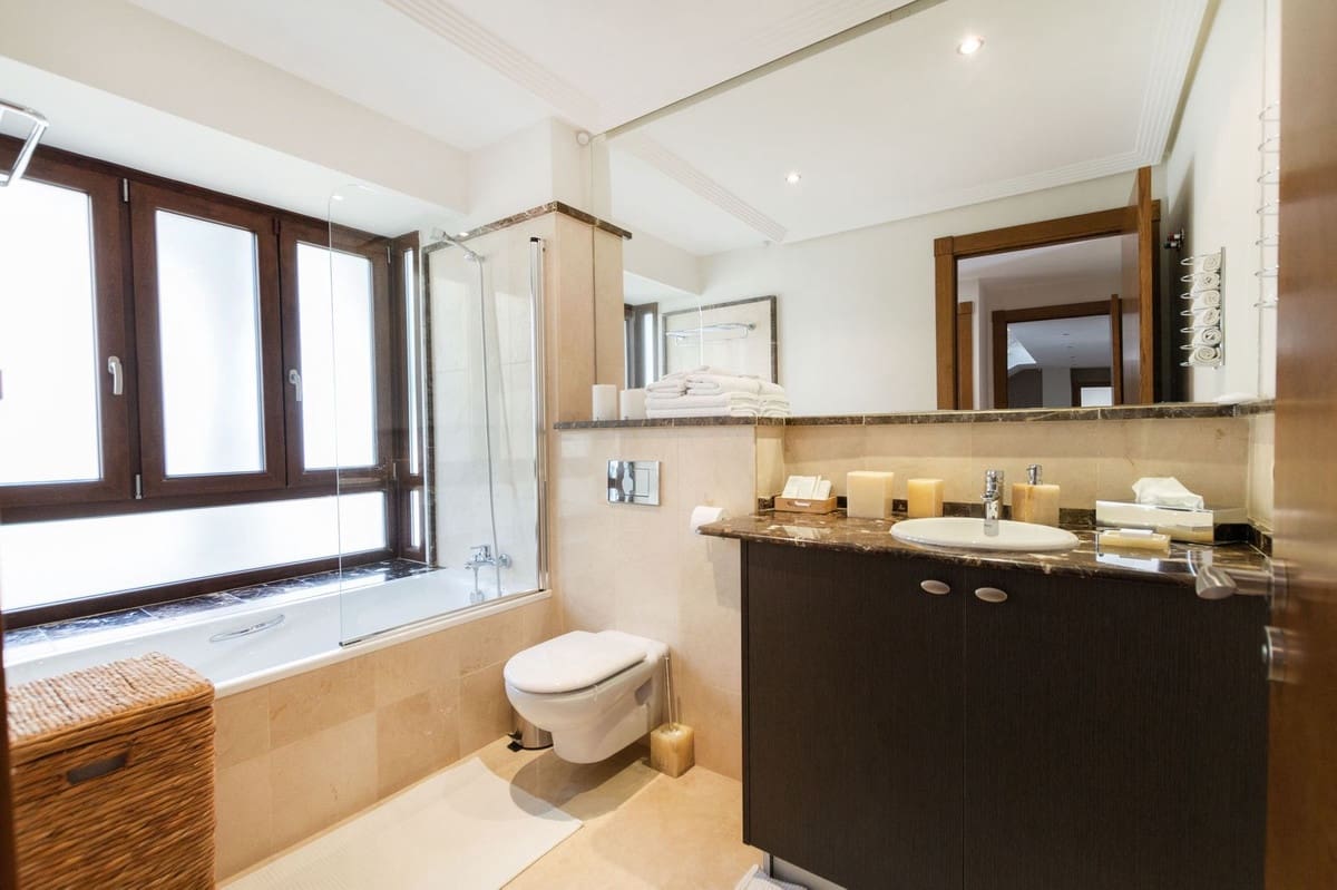 5 bedroom Villa for sale in Benahavis with pool garage - € 2,700,000 (Ref: 9834685)