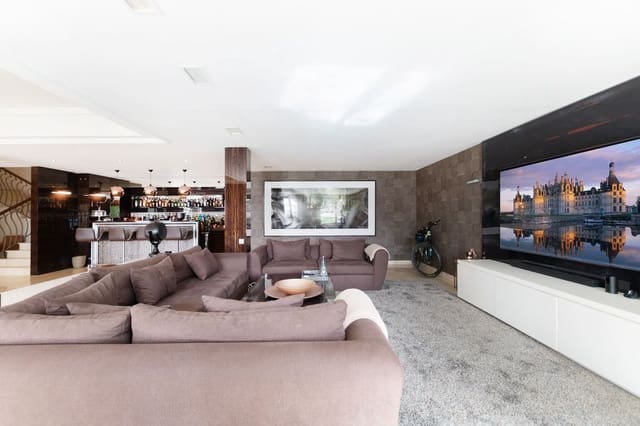 5 bedroom Villa for sale in Benahavís - € 2,700,000 (Ref: 9834685)