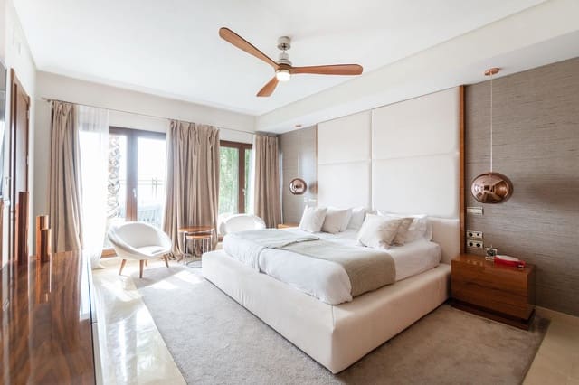 5 bedroom Villa for sale in Benahavís - € 2,700,000 (Ref: 9834685)