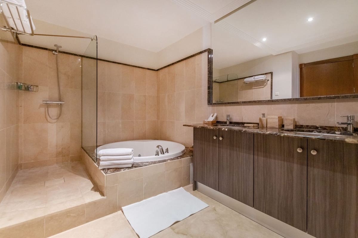 5 bedroom Villa for sale in Benahavis with pool garage - € 2,700,000 (Ref: 9834685)