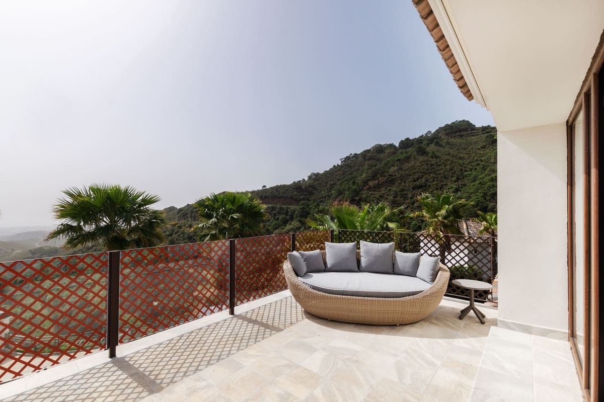 5 bedroom Villa for sale in Benahavis with pool garage - € 2,700,000 (Ref: 9834685)