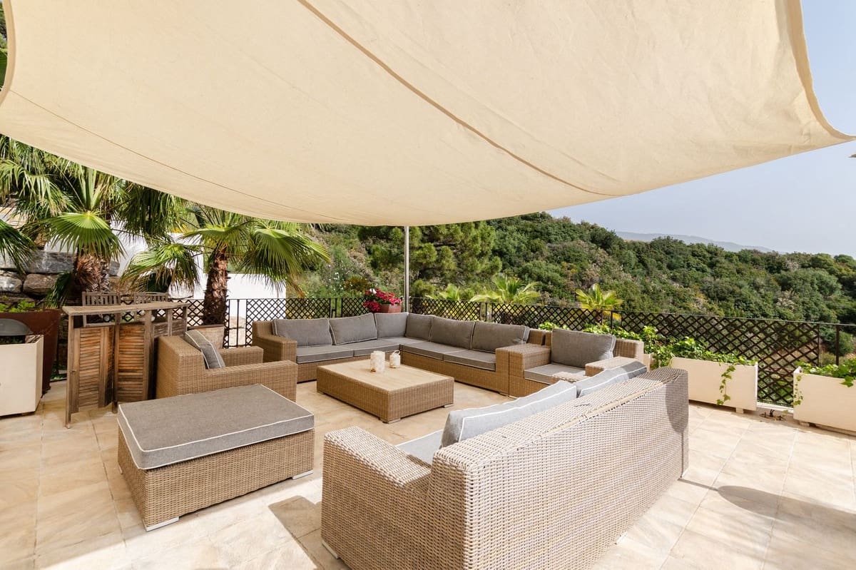 5 bedroom Villa for sale in Benahavis with pool garage - € 2,700,000 (Ref: 9834685)