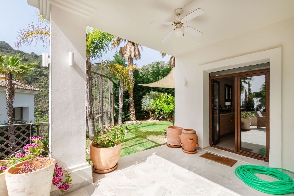 5 bedroom Villa for sale in Benahavis with pool garage - € 2,700,000 (Ref: 9834685)
