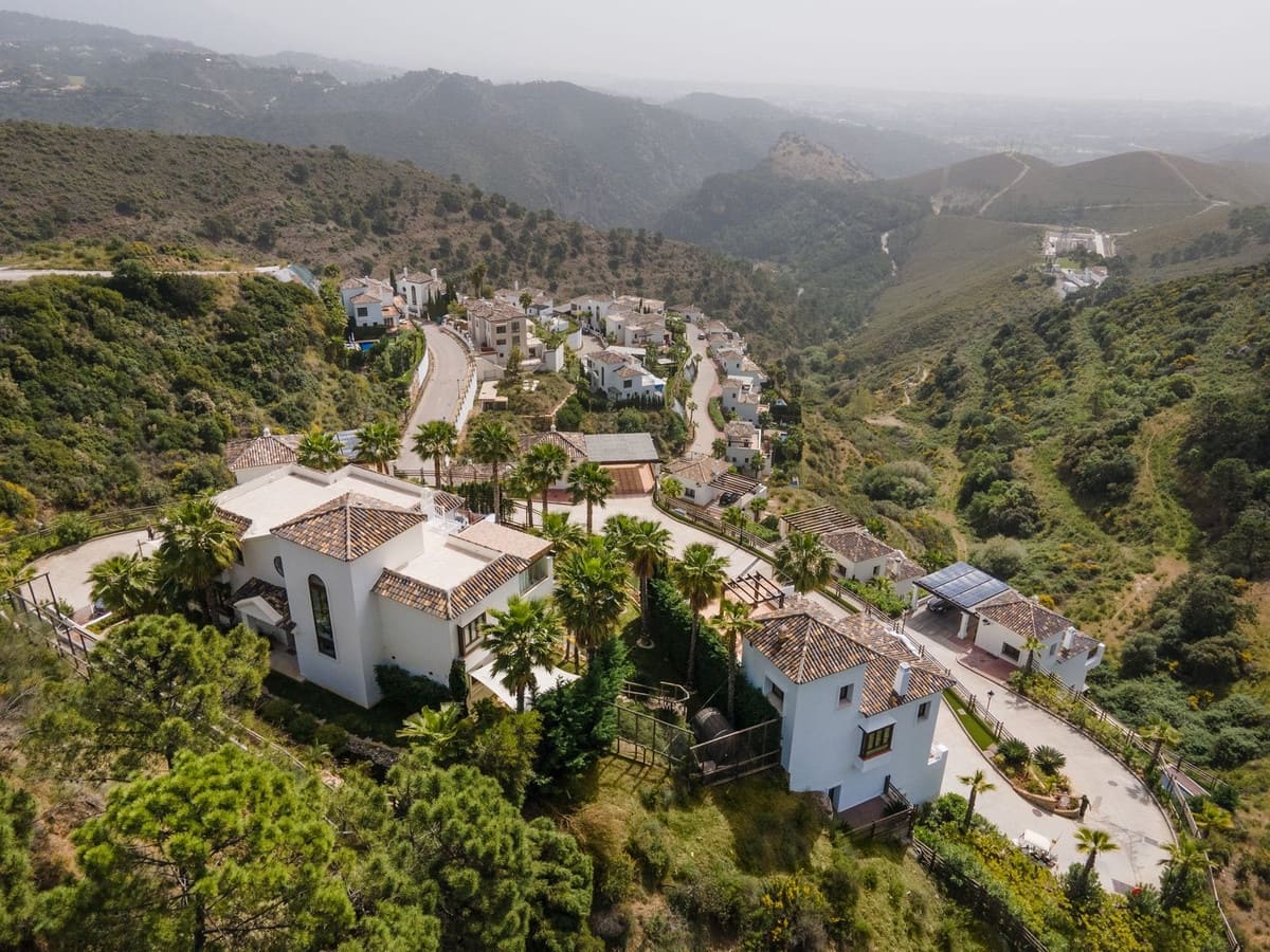 5 bedroom Villa for sale in Benahavis with pool garage - € 2,700,000 (Ref: 9834685)
