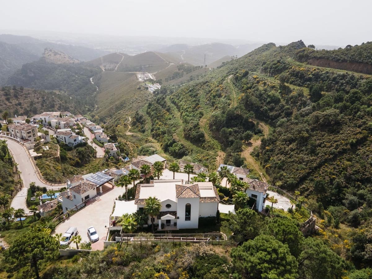 5 bedroom Villa for sale in Benahavis with pool garage - € 2,700,000 (Ref: 9834685)
