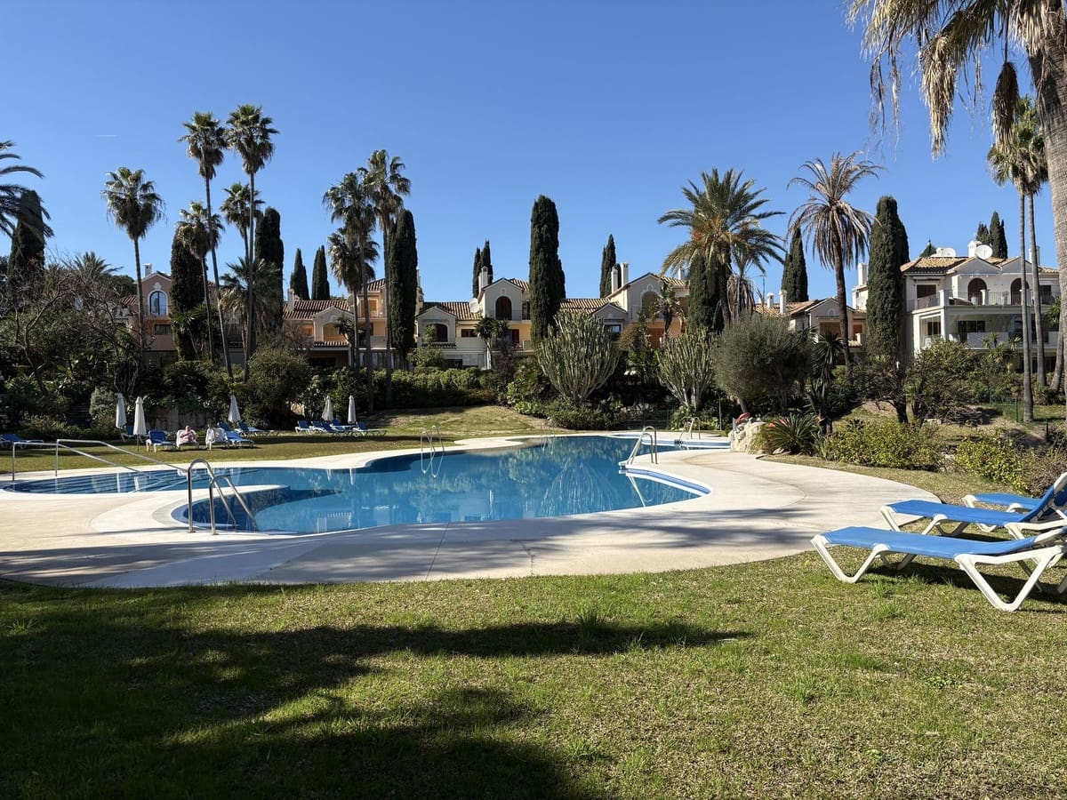 4 quarto Casa em Banda para venda em El Velerin com piscina garagem - 2 100 000 € (Ref: 10140027)