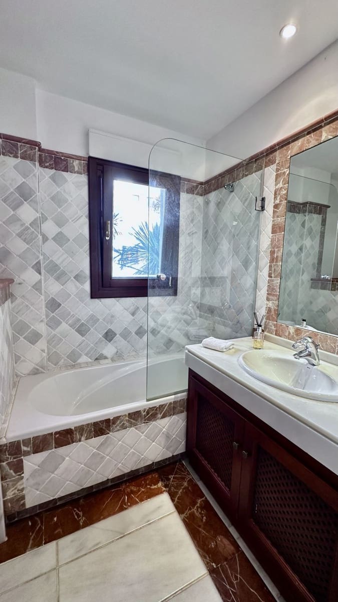 2 sypialnia Apartament na sprzedaż w Marbella z garażem - 1 050 000 € (Ref: 10140031)